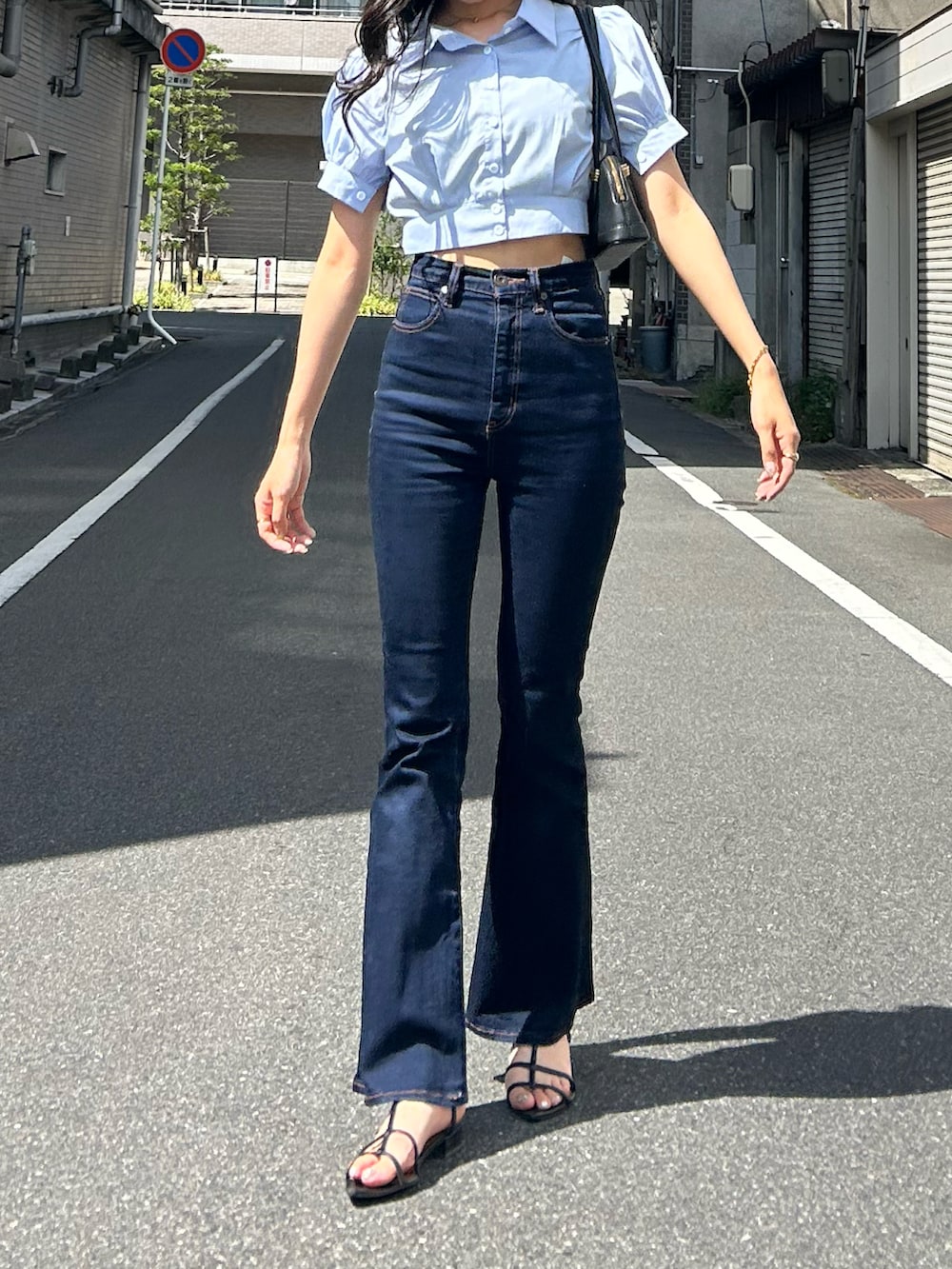 ブルー系のシャツ/ブラウス、ブルー系のデニムパンツ、ブラック系のサンダルを着用したレディースの秋コーディネートの2枚目の写真