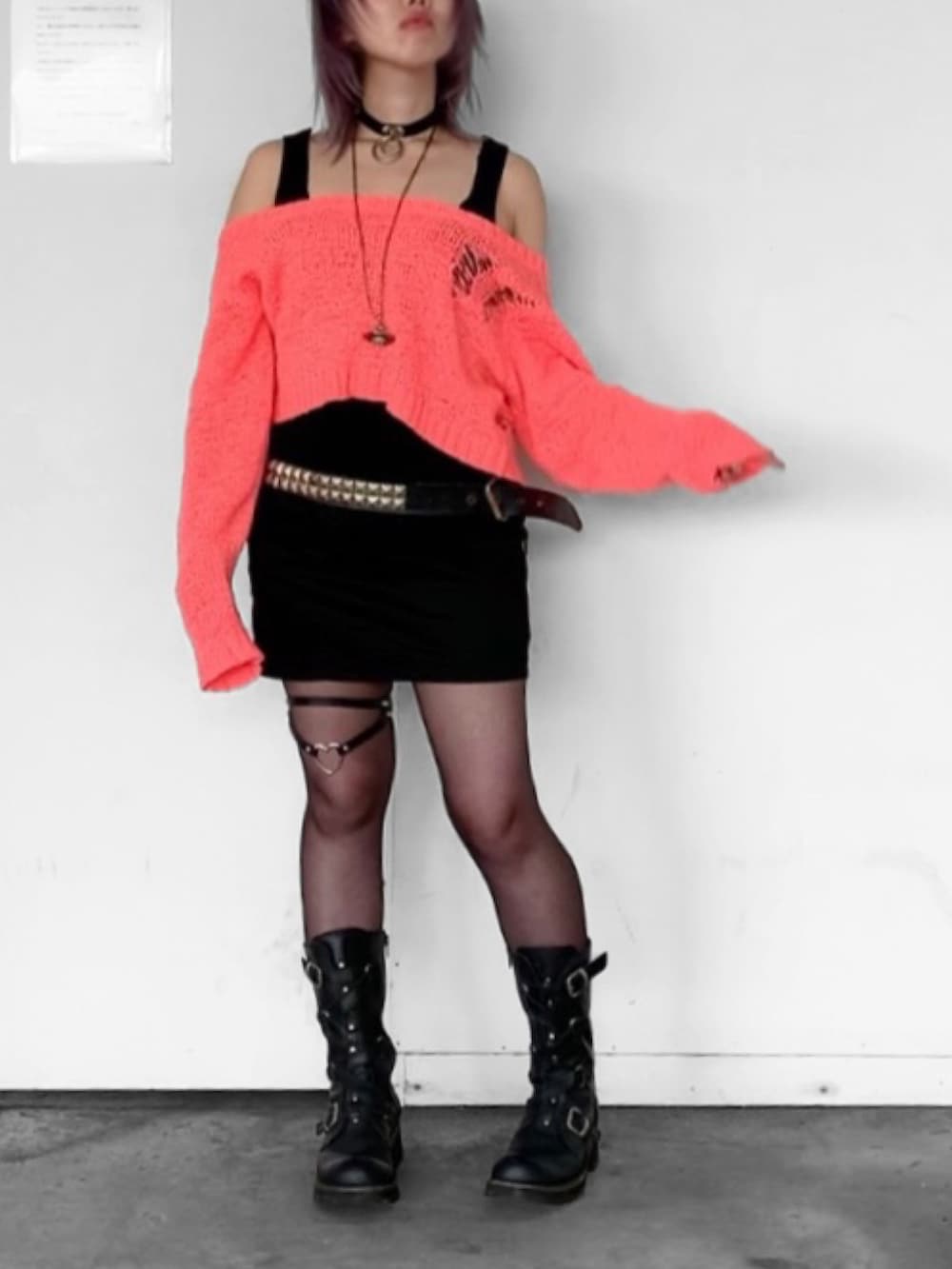 「ピンク、エンジニアブーツ、rock、punk、オフショル、スタッズベルト、ロックテイスト、派手髪、地雷、ダメージニット」｜「Vivienne Westwoodのアイテム（ネックレス、ブラック系）」を使った、来来さん（レディース・153cm）の秋コーディネートの3枚目の写真