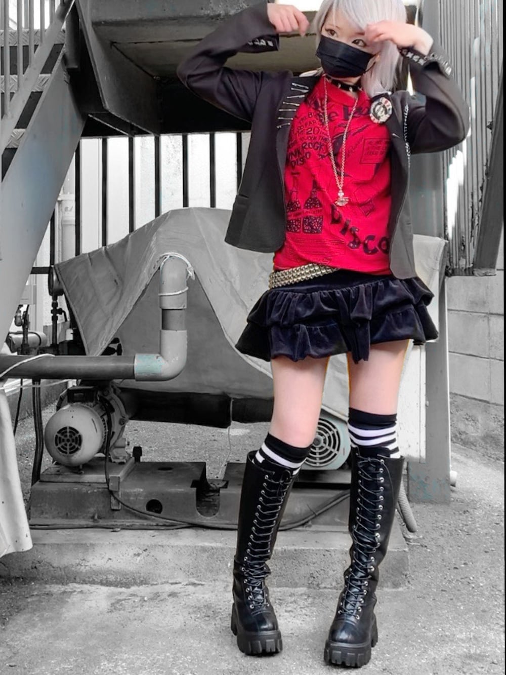 「赤黒、リメイク、安全ピン、キャスケット、ニーハイソックス、レースアップブーツ、スタッズベルト、フリルスカート、派手髪、地雷、Vivienne Westwood、パンク、punk、rock」｜「WEGOのWEGO/ボリュームキャスケット（キャスケット、ブラック系）」を使った、来来さん（レディース・153cm）の冬コーディネートの3枚目の写真