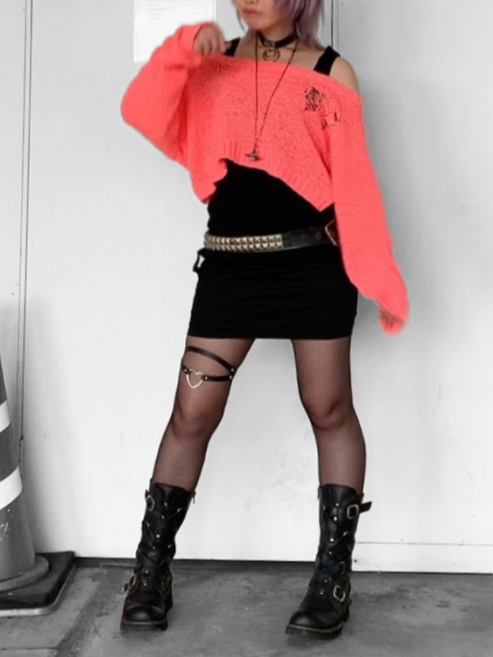 「ピンク、エンジニアブーツ、rock、punk、オフショル、スタッズベルト、ロックテイスト、派手髪、地雷、ダメージニット」｜「Vivienne Westwoodのアイテム（ネックレス、ブラック系）」を使った、来来さん（レディース・153cm）の秋コーディネートの2枚目の写真