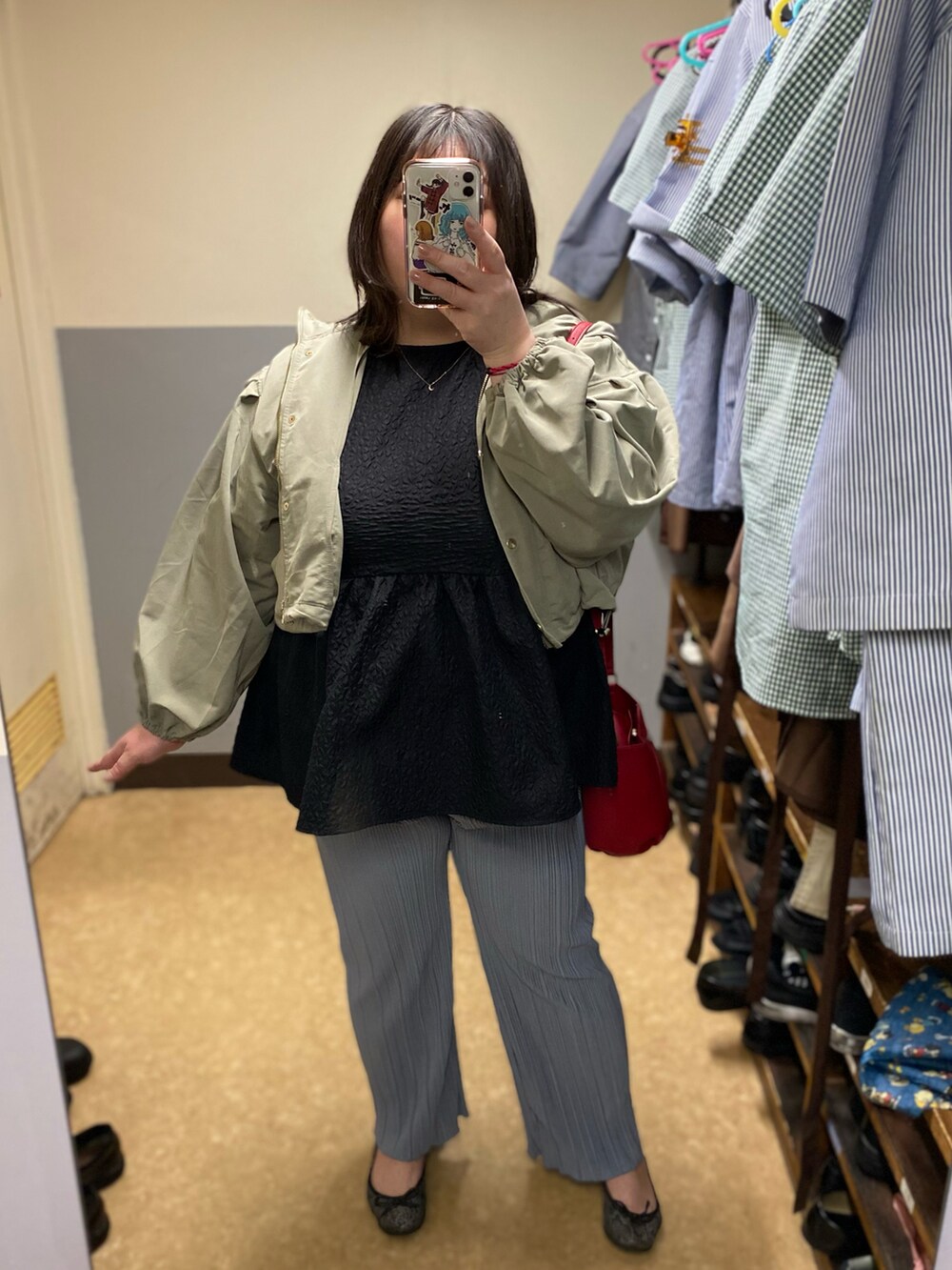 ブラック系のその他トップス、ブルー系のその他パンツ、ブラック系のバレエシューズを着用したレディースの春コーディネートの2枚目の写真