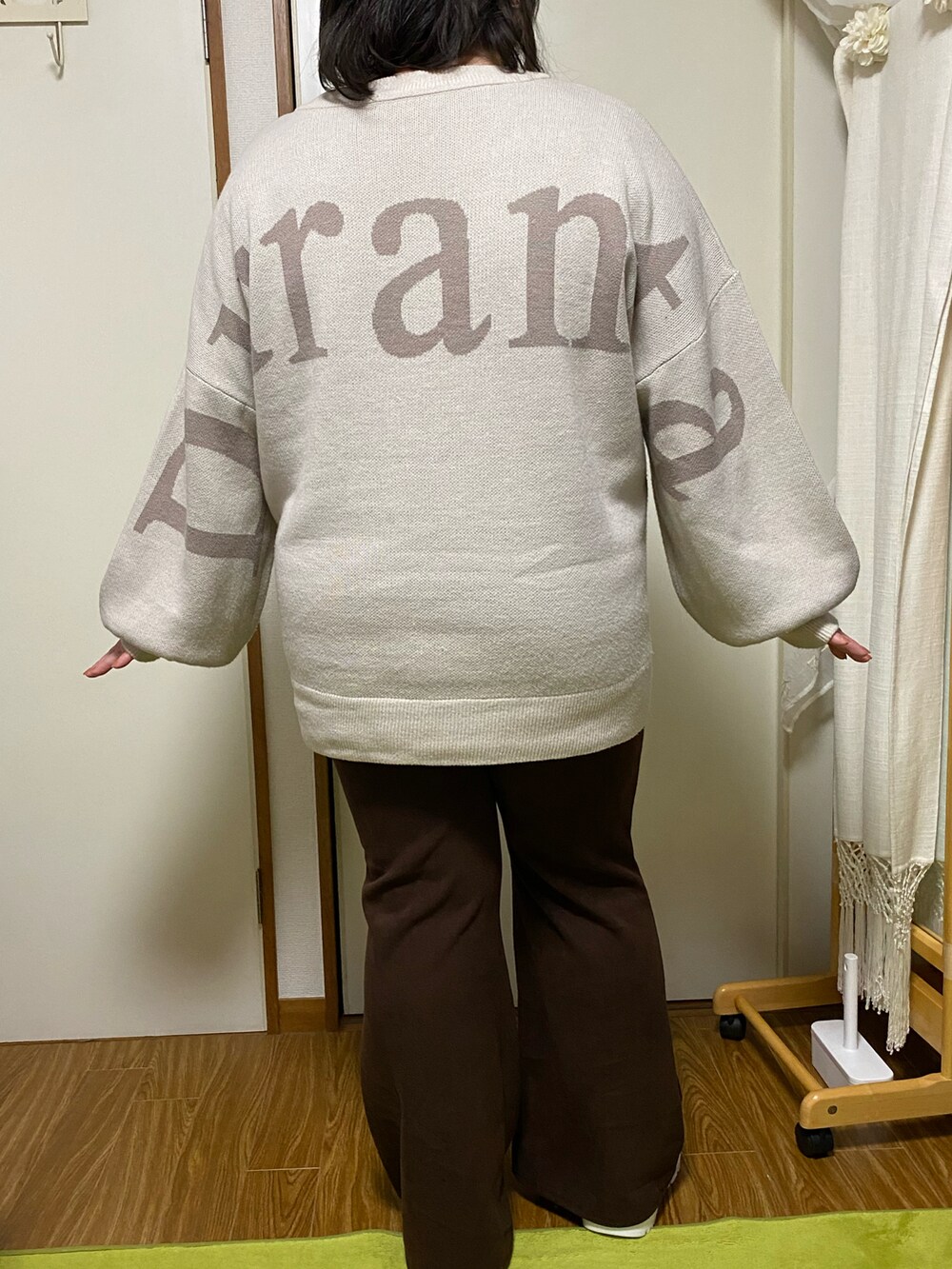 「でぶ、デブでもオシャレしたい、ぽっちゃり、ぽっちゃりコーデ、大きいサイズ、セーター、フレアパンツ、白スニーカー」｜「パシオスのアイテム（ショルダーバッグ、ブラック系）」を使った、えなじーさん（レディース・156cm）の冬コーディネートの2枚目の写真