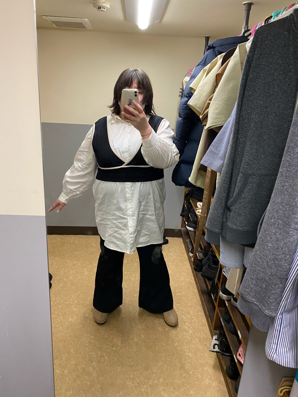 「でぶ、デブでもオシャレしたい、ぽっちゃり、ぽっちゃりコーデ、白シャツ、フレアパンツ、サボ」｜「w closetのスタッズサボ（サンダル、ベージュ系）」を使った、えなじーさん（レディース・156cm）の冬コーディネートの2枚目の写真
