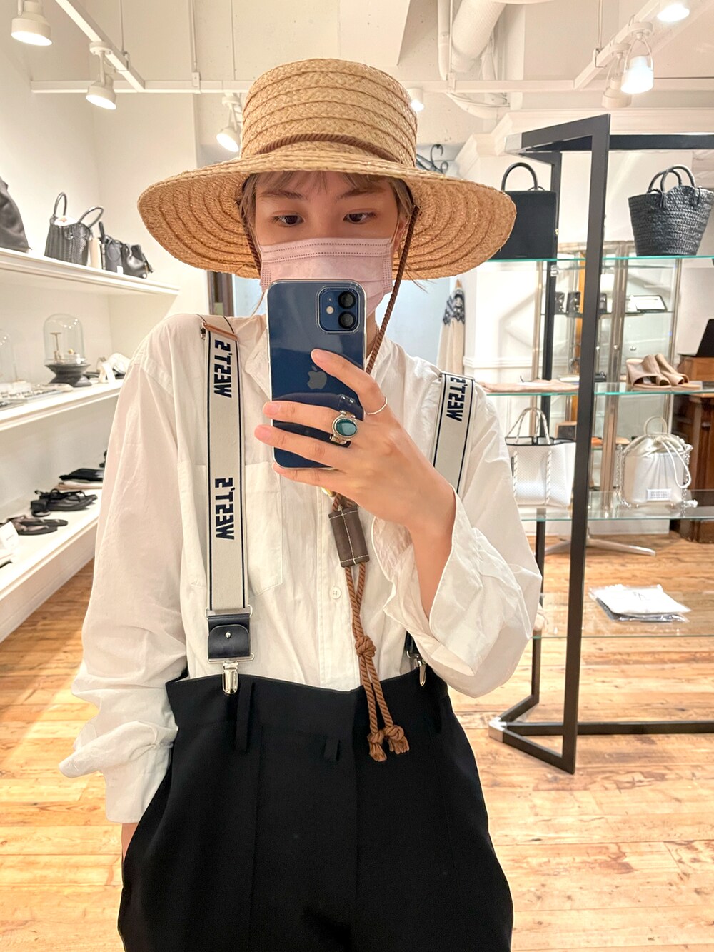 ホワイト系のサスペンダー、ベージュ系の帽子を着用したレディースの冬コーディネートの2枚目の写真