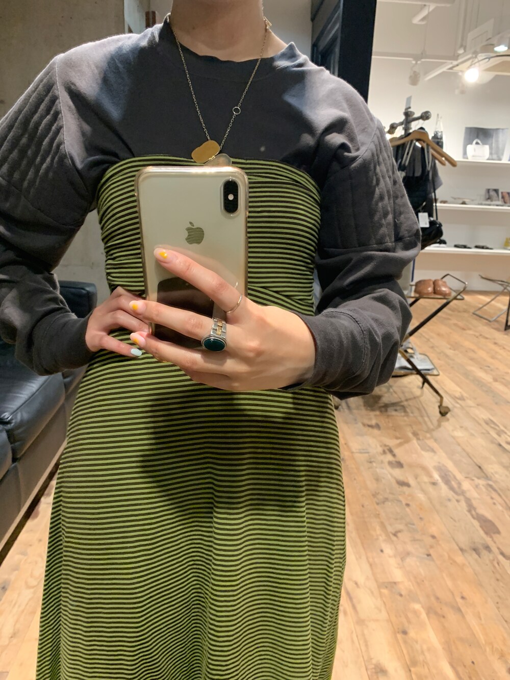 ブラック系のサンダルを着用したレディースの冬コーディネートの2枚目の写真