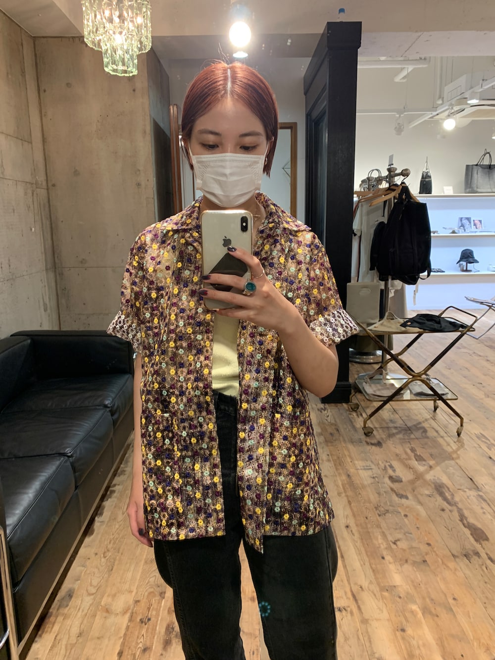 その他のシャツ/ブラウス、ブラック系のデニムパンツ、イエロー系のタンクトップを着用したレディースの冬コーディネートの2枚目の写真