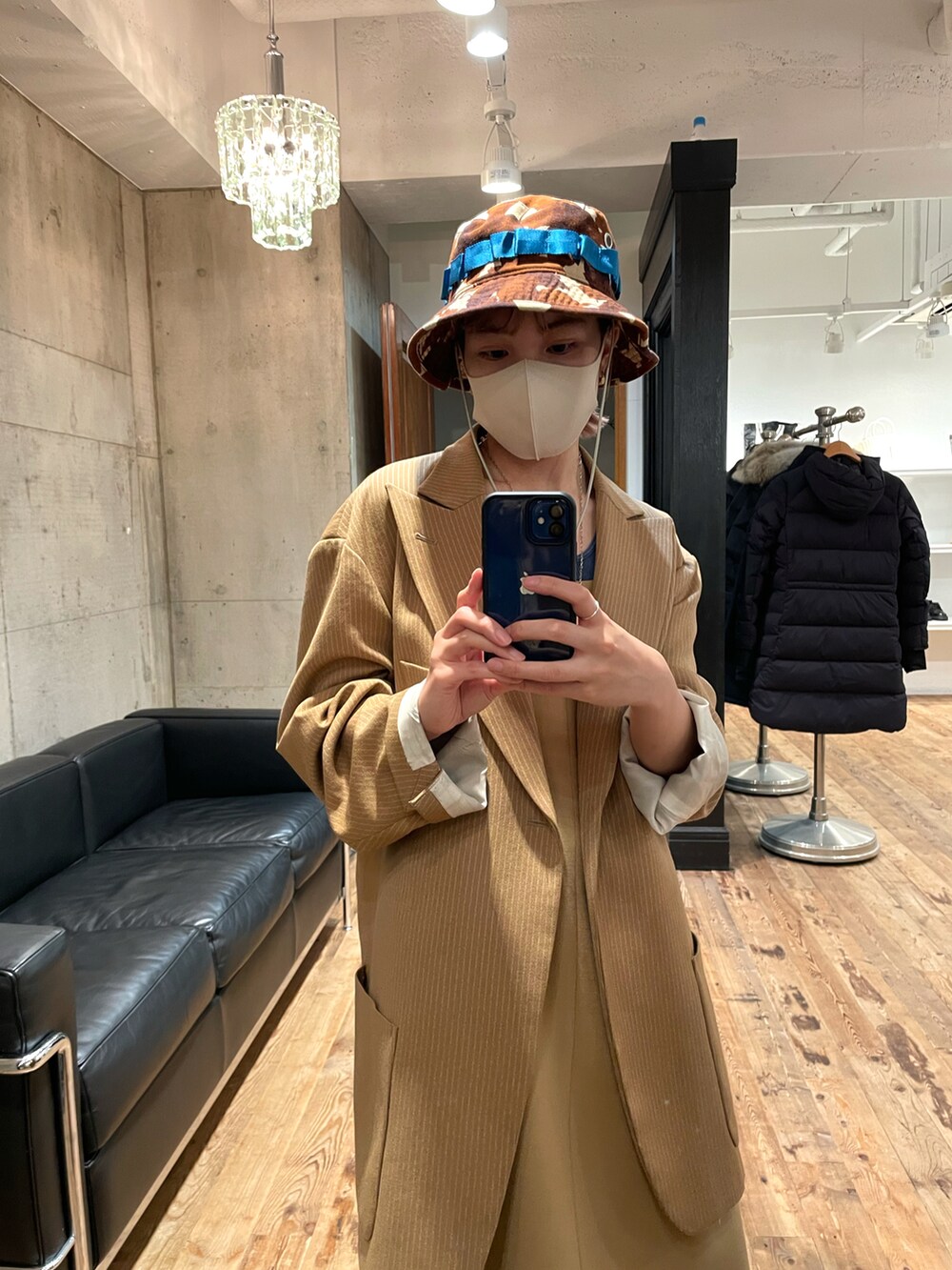 ベージュ系のジャケット/アウター、ベージュ系のワンピース、ブラウン系の帽子を着用したレディースの冬コーディネートの2枚目の写真