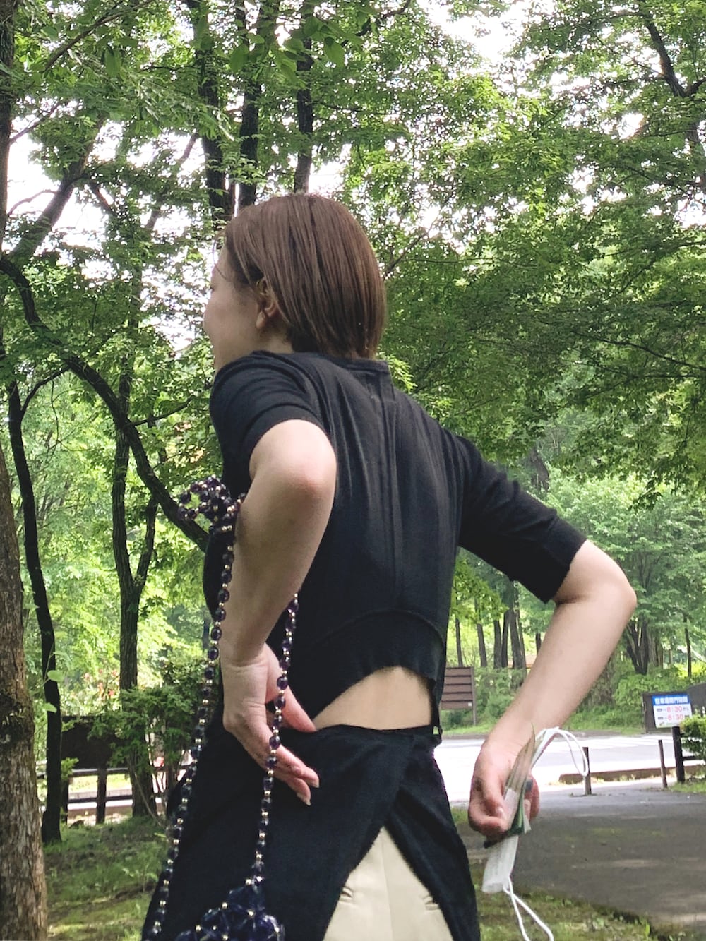 ベージュ系のチノパンツ、ブラック系のサンダルを着用したレディースの冬コーディネートの2枚目の写真