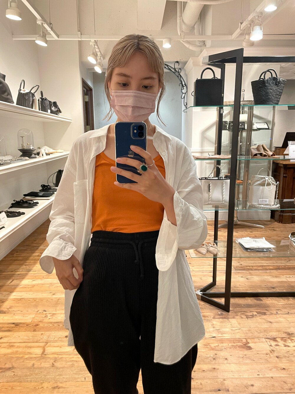 ブラック系のその他パンツを着用したレディースの冬コーディネートの2枚目の写真