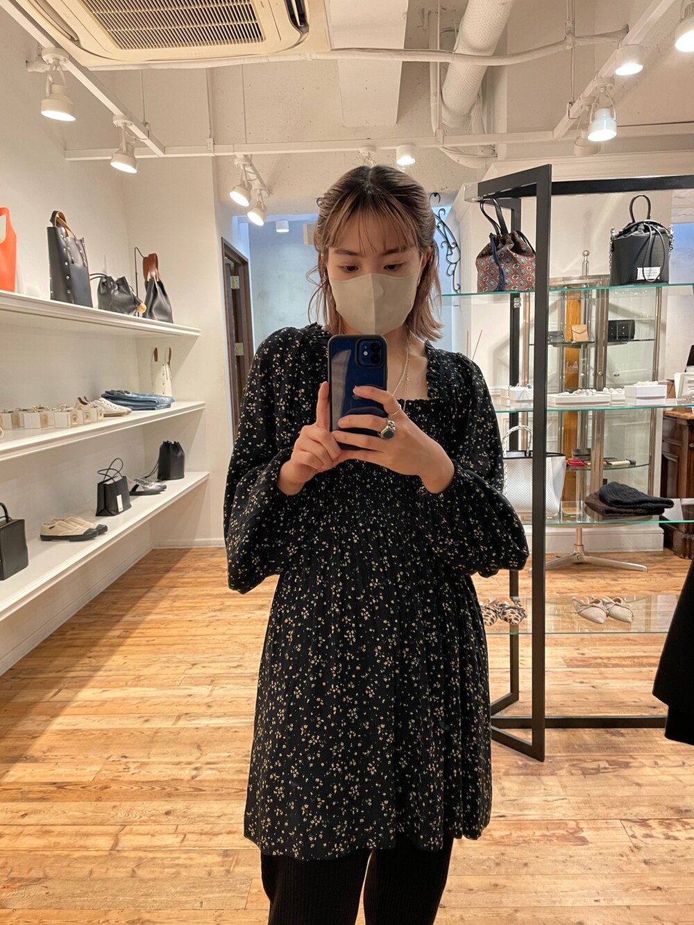 ブラック系のその他パンツ、ブラック系のワンピース/ドレスを着用したレディースの冬コーディネートの2枚目の写真