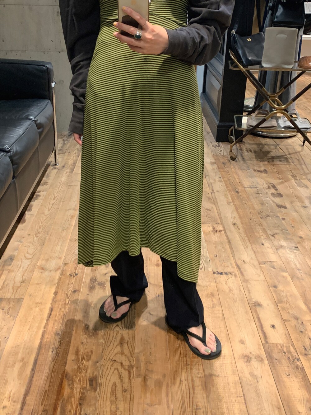 ブラック系のサンダルを着用したレディースの冬コーディネートの3枚目の写真