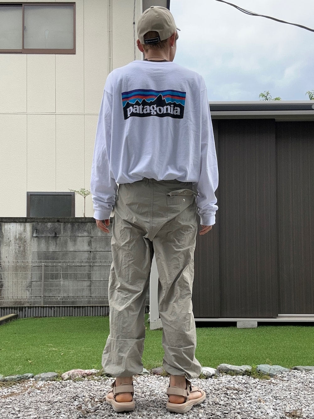 「patagonia、GU、teva、shein、キャップ、ロンT、パラシュートパンツ、スポーツサンダル、ベージュ、オーバーサイズ、タックイン、カジュアル、休日スタイル、WEARyouthコーデ、夏だ！Tシャツ着よう！」｜「patagoniaの【Patagonia/パタゴニア】ロゴプリントクルーネックロングTシャツ（Tシャツ/カットソー、ホワイト系）」を使った、おたけさん（メンズ・175cm）の夏コーディネートの2枚目の写真