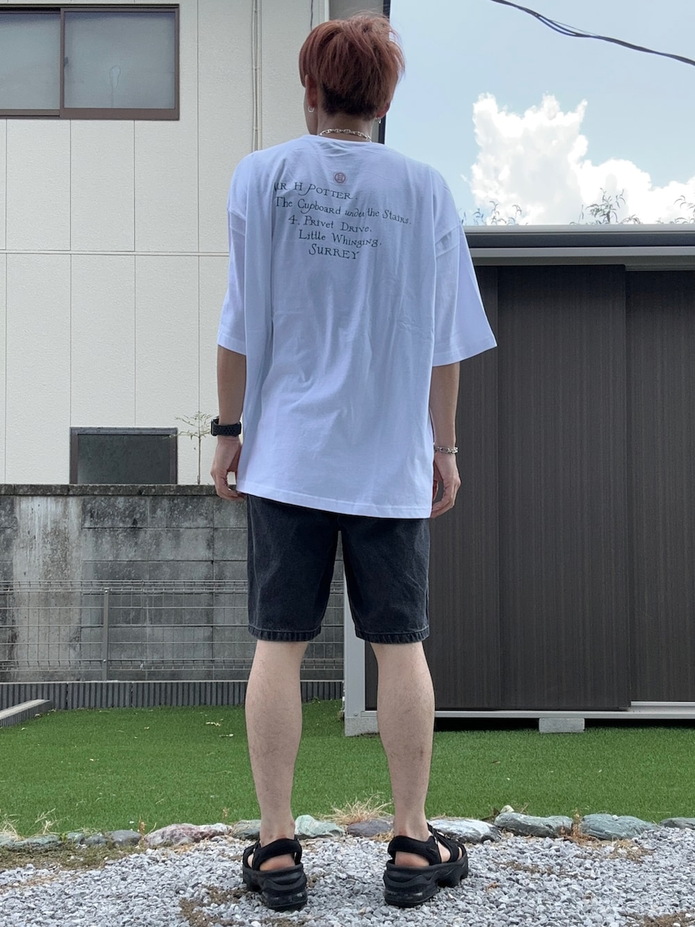 「GU、NIKE、Tシャツ、白Tシャツ、ハーフパンツ、デニムパンツ、ショートパンツ、厚底サンダル、夏コーデ、カジュアルコーデ、大人カジュアル、休日スタイル、プチプラ、カジュアル、アツいコーデ全部見せ」｜「GUのグラフィックT（5分袖）Harry Potter 2（Tシャツ/カットソー、ホワイト系）」を使った、おたけさん（メンズ・175cm）の夏コーディネートの2枚目の写真