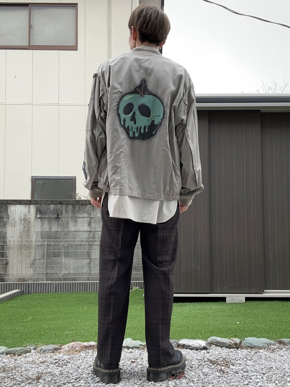 グレー系のシャツ/ブラウス、グレー系のブルゾン、その他のパンツを着用したメンズの冬コーディネートの2枚目の写真