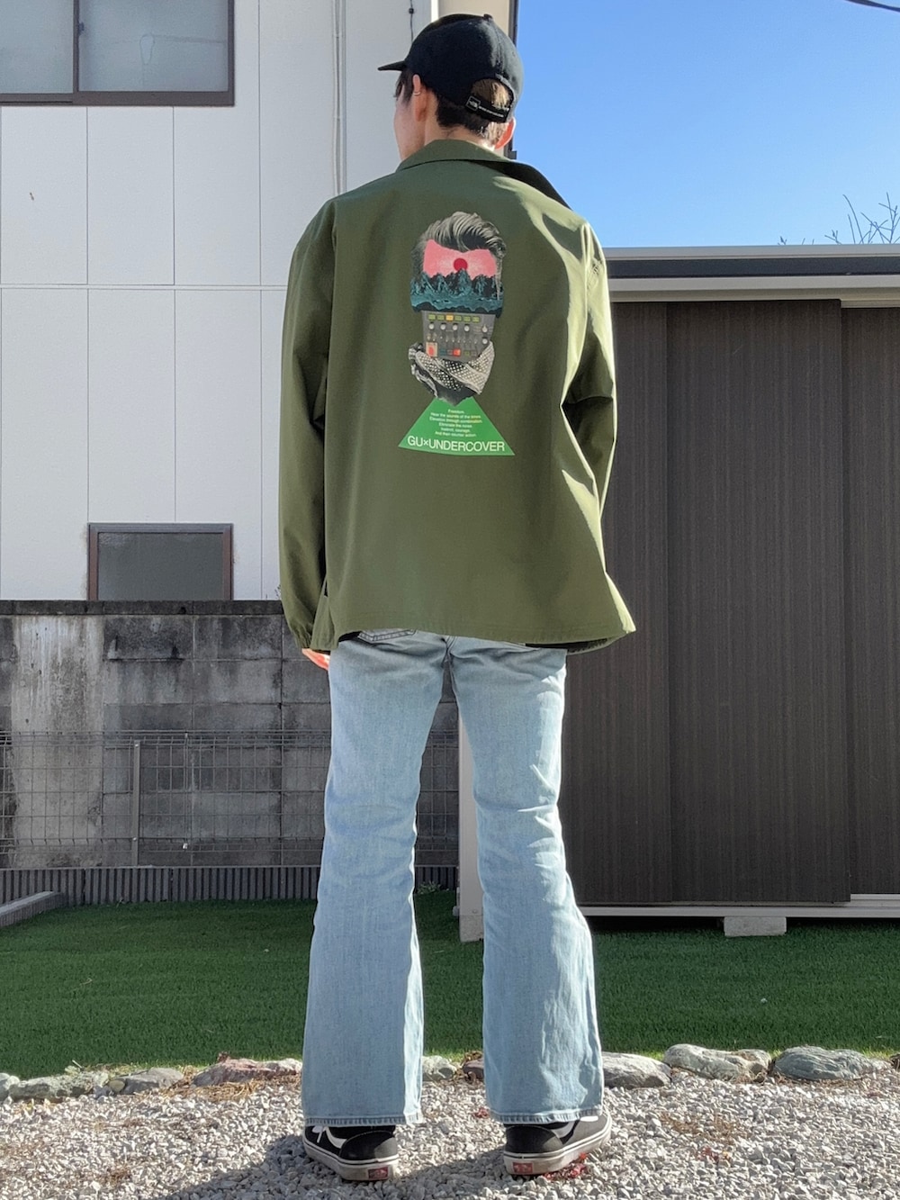 その他のトップス、ブラック系のその他アウター、その他のパンツを着用したメンズの冬コーディネートの2枚目の写真