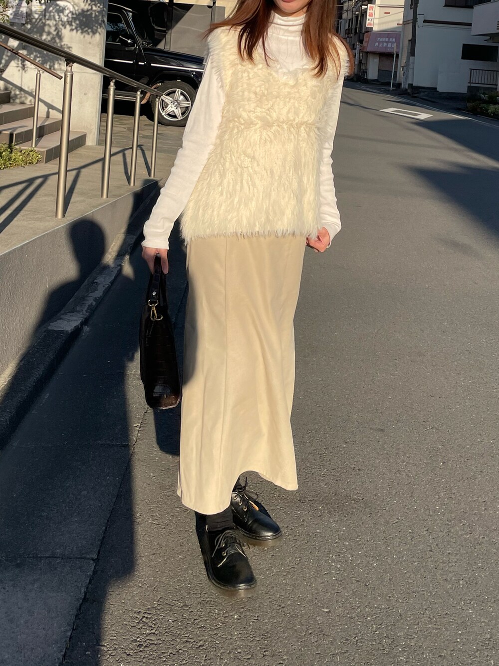 ホワイト系のベスト、ホワイト系のTシャツ/カットソーを着用したレディースの冬コーディネートの2枚目の写真