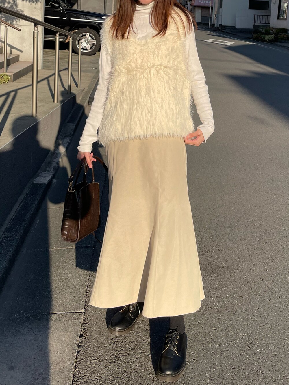 ホワイト系のベスト、ホワイト系のTシャツ/カットソーを着用したレディースの冬コーディネートの3枚目の写真