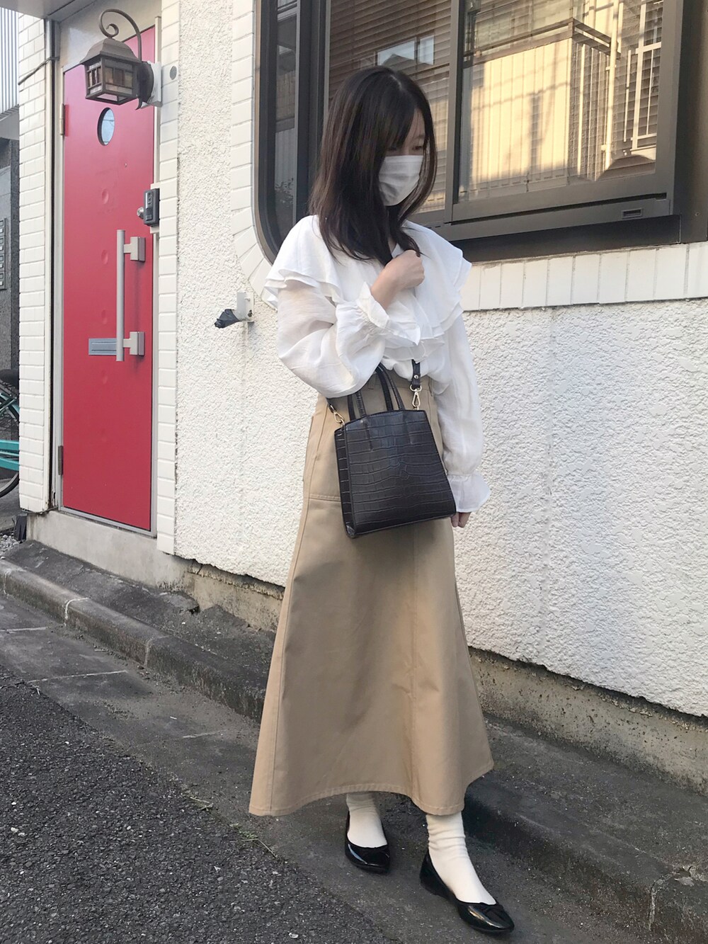 ホワイト系のTシャツ/カットソーを着用したレディースの秋コーディネートの2枚目の写真