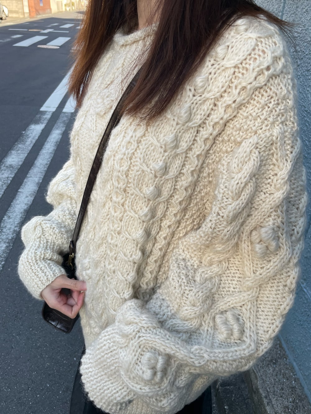 ホワイト系のニット/セーター、ブラック系のスカートを着用したレディースの冬コーディネートの5枚目の写真