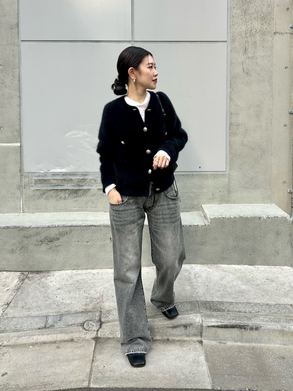 ブラック系のカーディガン/ボレロ、ホワイト系のTシャツ/カットソー、グレー系のデニムパンツを着用したレディースの秋コーディネートの2枚目の写真