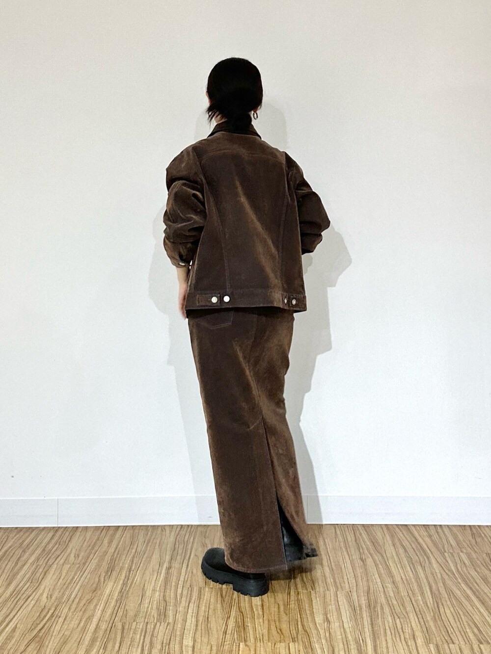 ブラウン系のデニムジャケット、ブラック系のTシャツ/カットソー、ブラウン系のデニムスカートを着用したレディースの夏コーディネートの3枚目の写真