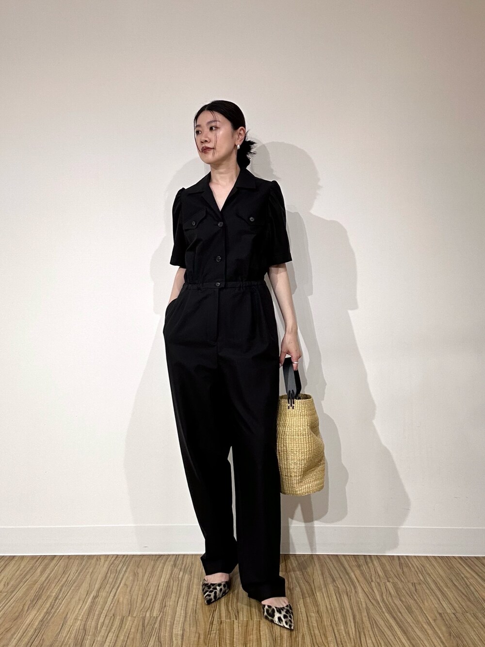 「サンダル、大人女子、シンプルスタイル、モノトーンコーデ、きれいめコーデ、春夏コーデ、キレイめコーデ、whimgazette、ウィムガゼット、オールインワン、ブラックコーデ、ワントーンコーデ、きれいめカジュアル」｜「Whim Gazetteのオックスオールインワン（つなぎ/オールインワン、ブラック系）」を使った、あさのさん（骨格ウェーブ・レディース・160cm）の春コーディネートの2枚目の写真