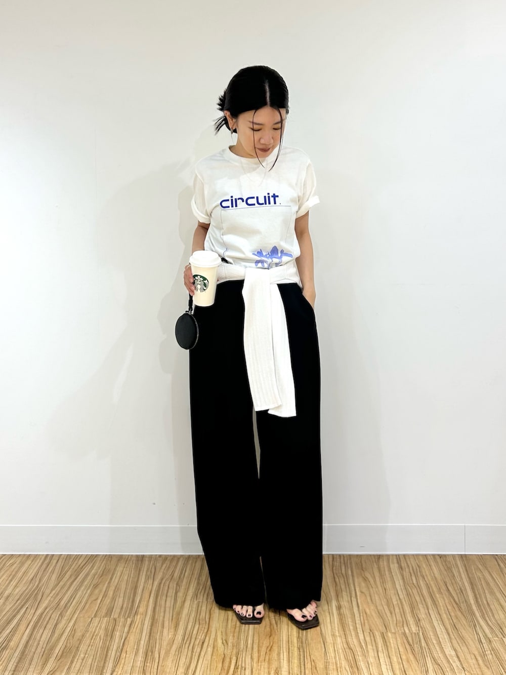 ブラック系のその他パンツ、ブラウン系のサンダル、ホワイト系のカーディガン/ボレロを着用したレディースの夏コーディネートの2枚目の写真