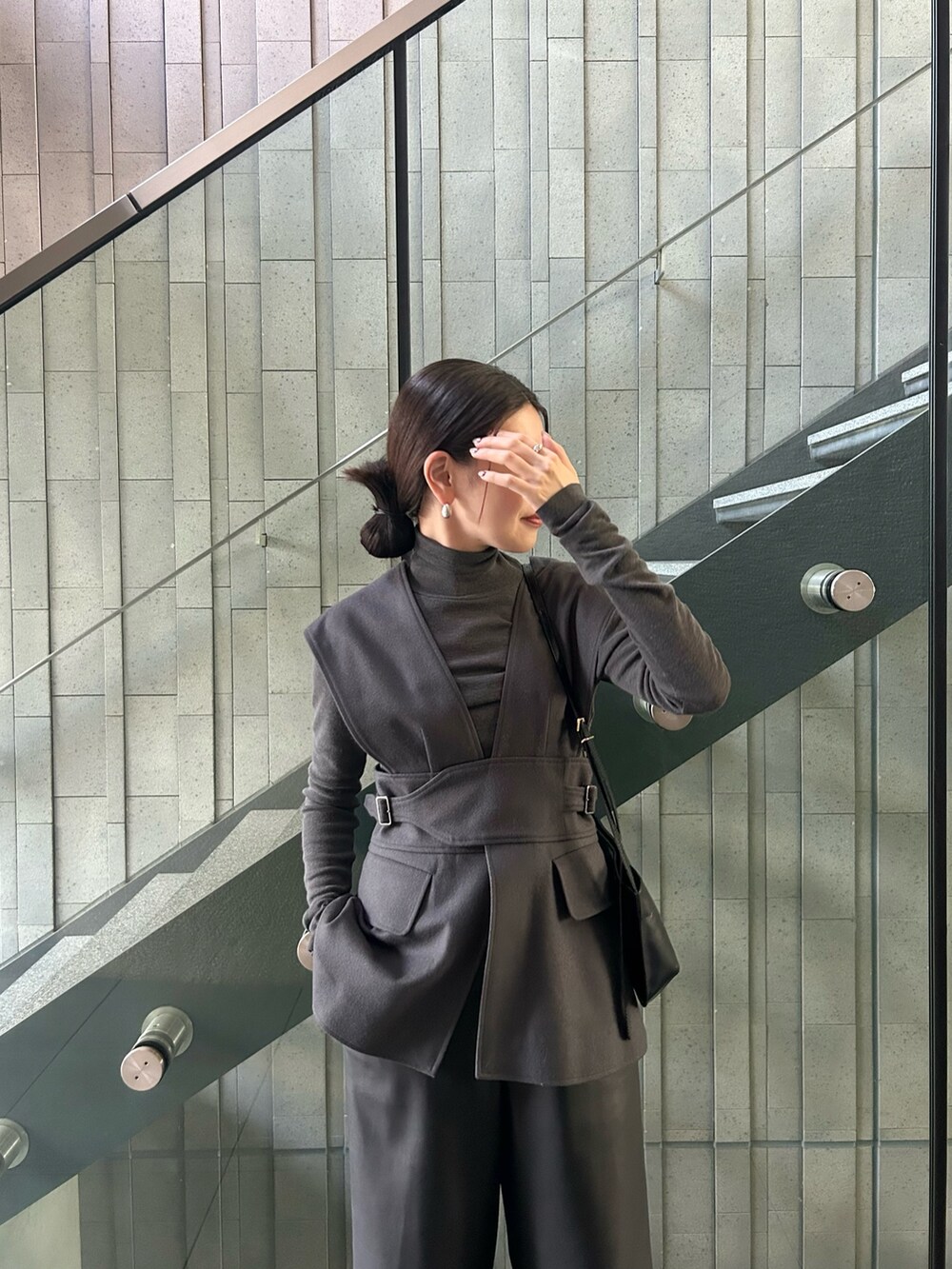 グレー系のベスト、グレー系のTシャツ/カットソー、ブラック系のその他パンツを着用したレディースの秋コーディネートの2枚目の写真