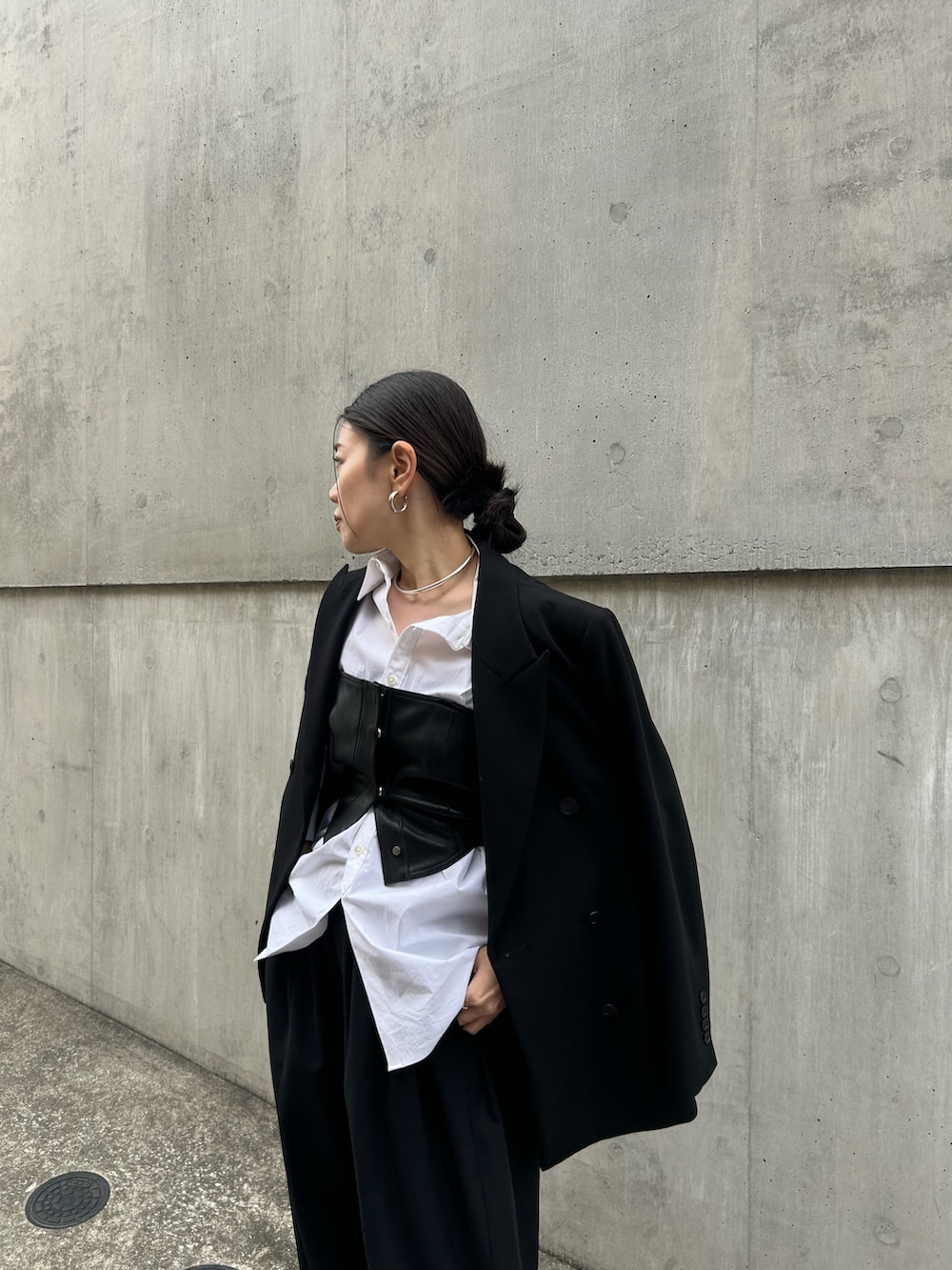 ブラック系のその他トップス、ブラック系のテーラードジャケット、ブラック系のパンプスを着用したレディースの秋コーディネートの3枚目の写真