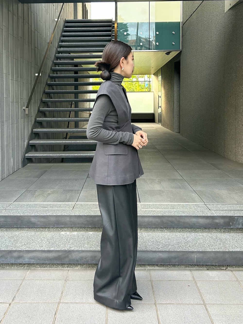 グレー系のベスト、グレー系のTシャツ/カットソー、ブラック系のその他パンツを着用したレディースの秋コーディネートの3枚目の写真