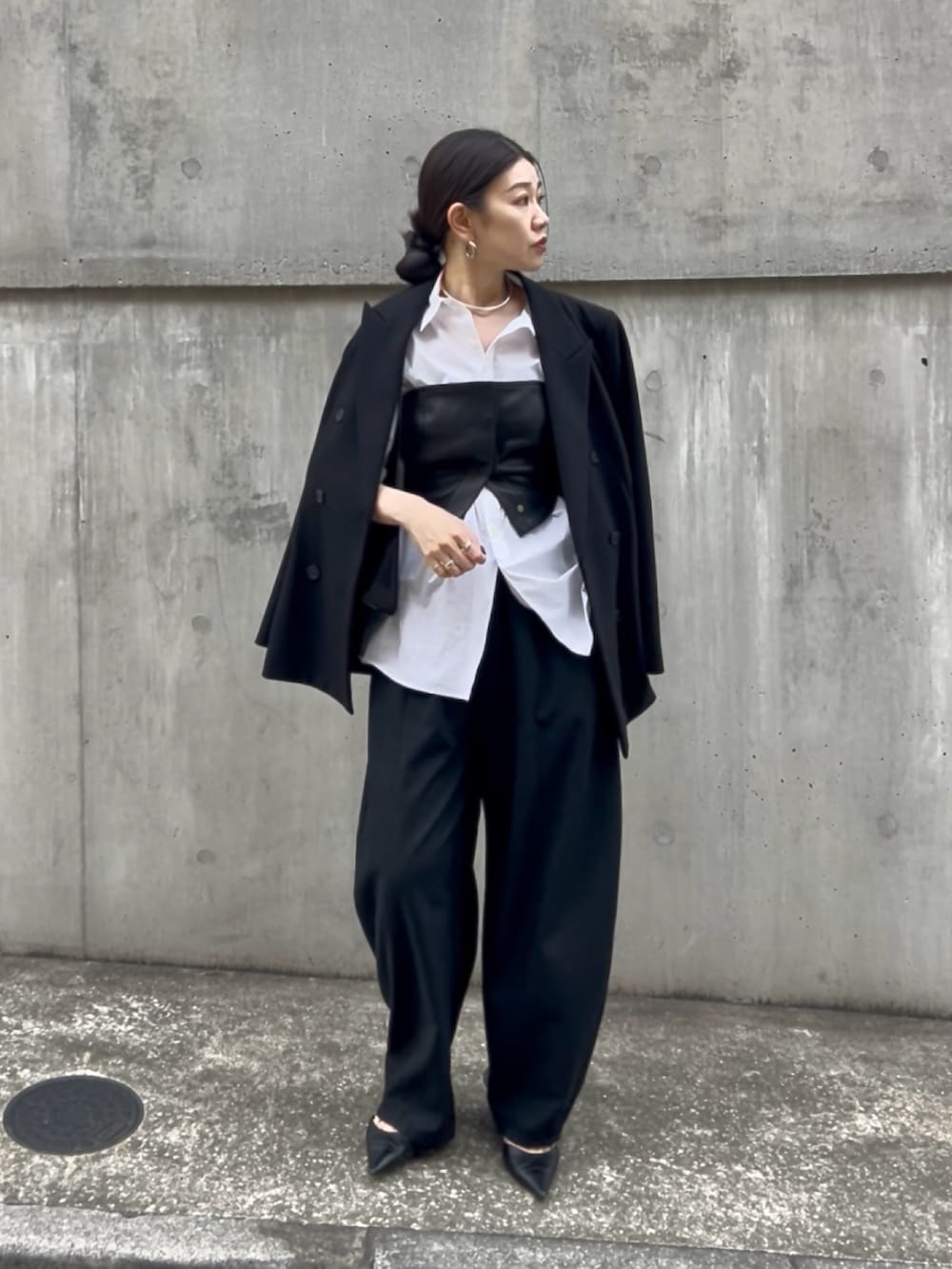 ブラック系のその他トップス、ブラック系のテーラードジャケット、ブラック系のパンプスを着用したレディースの秋コーディネートの2枚目の写真