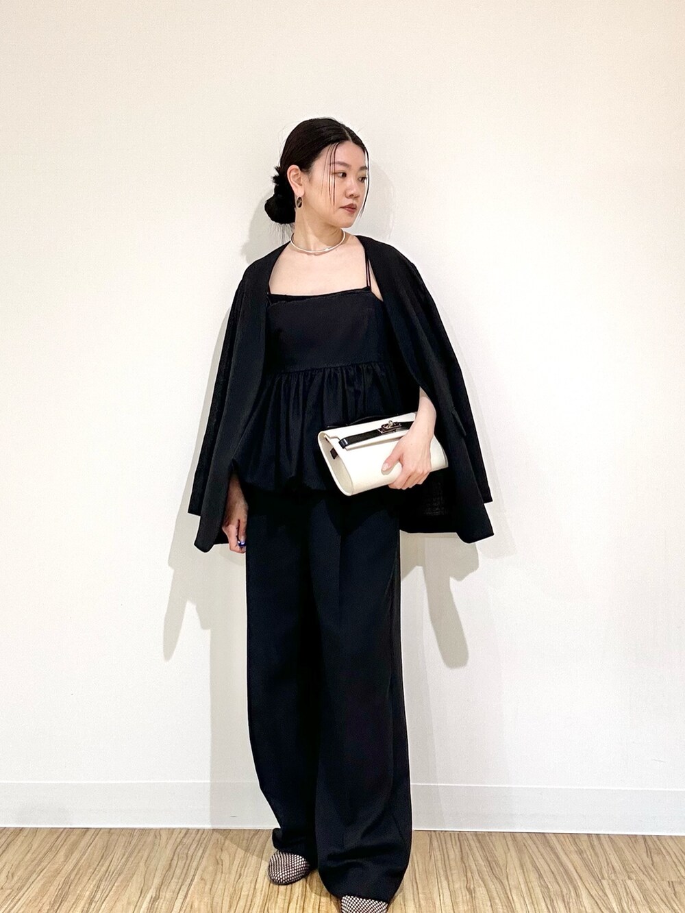 「おでかけコーデ、春服、きれいめコーディネート、春夏コーデ、大人女子、オトナ女子、ブラックコーデ、パンツスタイル、チョーカー、シンプルスタイル、モノトーン、シンプル、ウィムガゼット、whimgazette」｜「Whim Gazetteのバルーンキャミブラウス（シャツ/ブラウス、ブラック系）」を使った、あさのさん（骨格ウェーブ・レディース・160cm）の春コーディネートの2枚目の写真