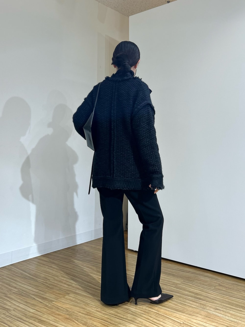 ブラック系のその他アウター、ブラック系のスラックス、ブラウン系のパンプスを着用したレディースの秋コーディネートの2枚目の写真