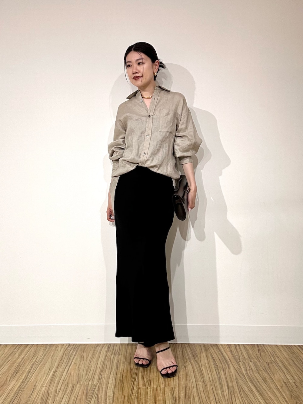 「最近のいい感じコーデ、シンプルスタイル、きれいめコーデ、モノトーンコーデ、春夏コーデ、お仕事コーデ、30代コーデ、シャツスタイル、リネン、リネンシャツ、チョーカー、whimgazette、ウィムガゼット、シャツコーデ」｜「Whim Gazetteのリネンキャンバスシャツ（シャツ/ブラウス、ベージュ系）」を使った、あさのさん（骨格ウェーブ・レディース・160cm）の春コーディネートの2枚目の写真