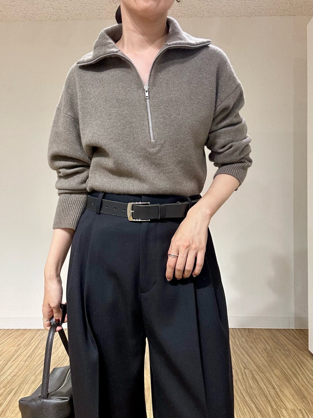 ブラウン系のニット/セーター、ブラック系のその他パンツ、ブラウン系のハンドバッグを着用したレディースの秋コーディネートの3枚目の写真