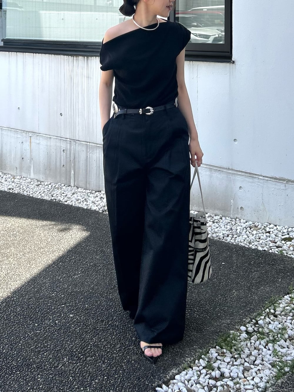 ブラック系のTシャツ/カットソー、ブラック系のその他パンツ、ブラック系のサンダルを着用したレディースの春コーディネートの2枚目の写真