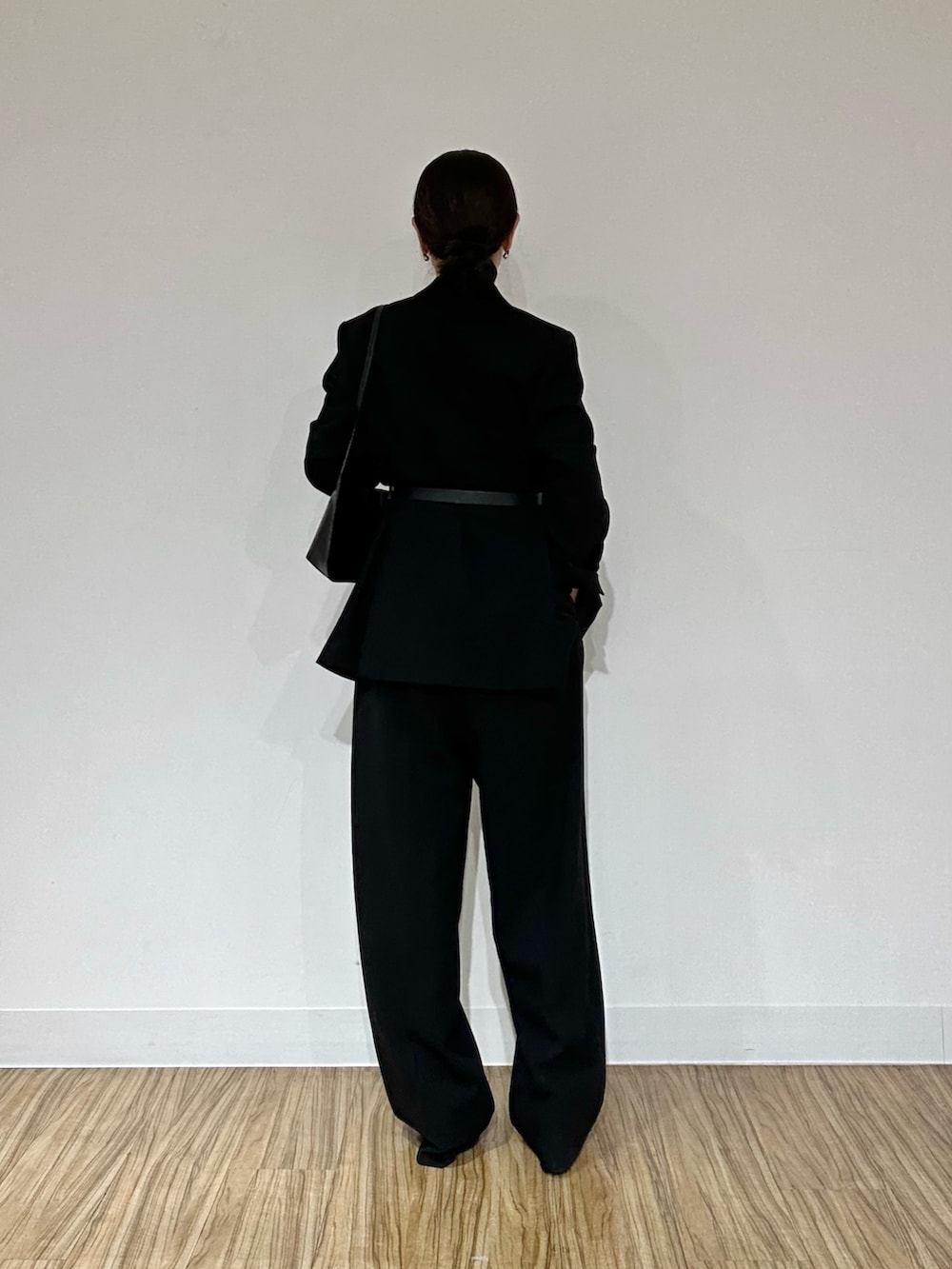 ブラック系のテーラードジャケット、イエロー系のパンプス、ブラック系のその他パンツを着用したレディースの秋コーディネートの2枚目の写真