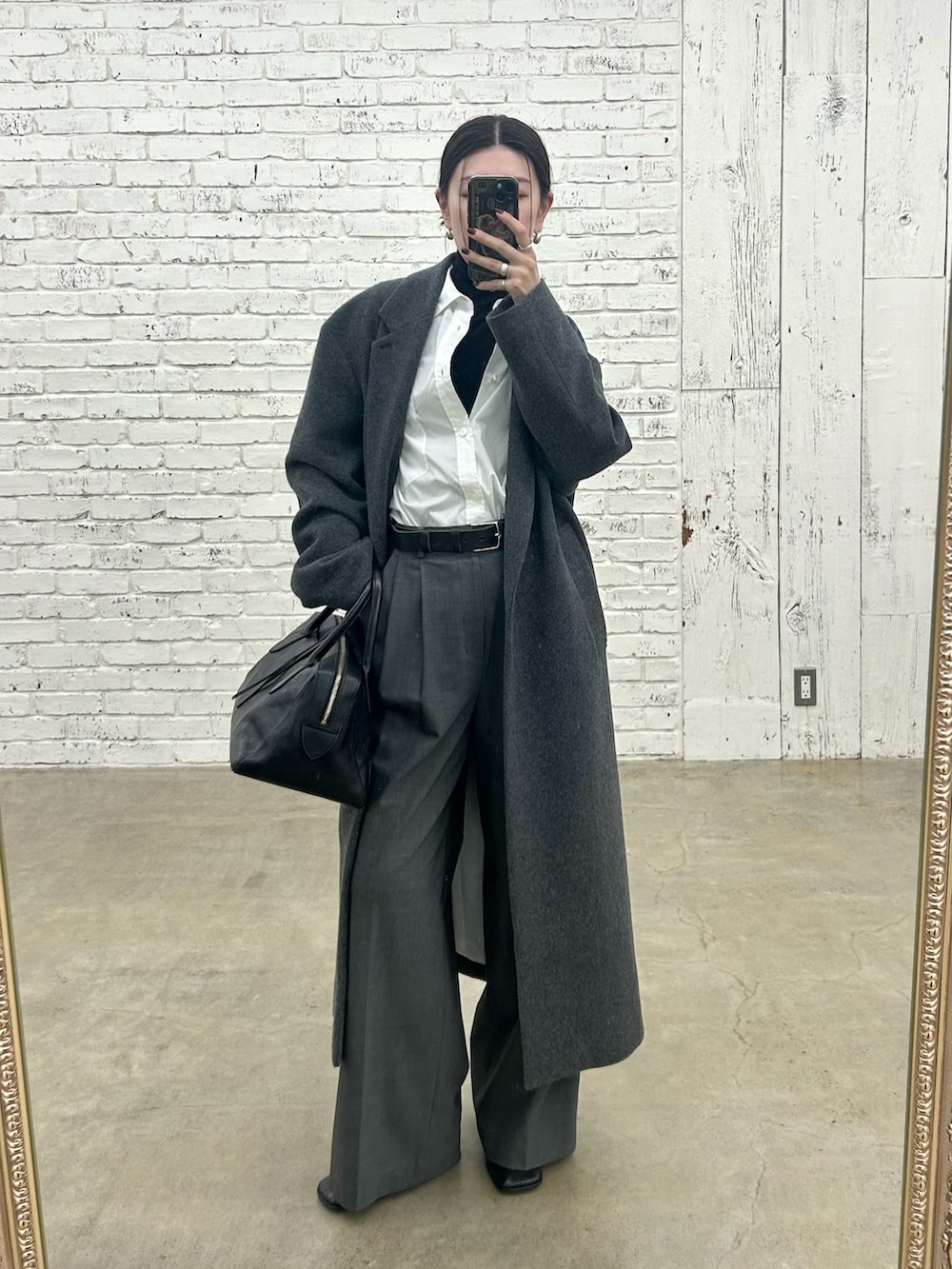 グレー系のチェスターコート、ブラック系のTシャツ/カットソー、グレー系のその他パンツを着用したレディースの秋コーディネートの3枚目の写真