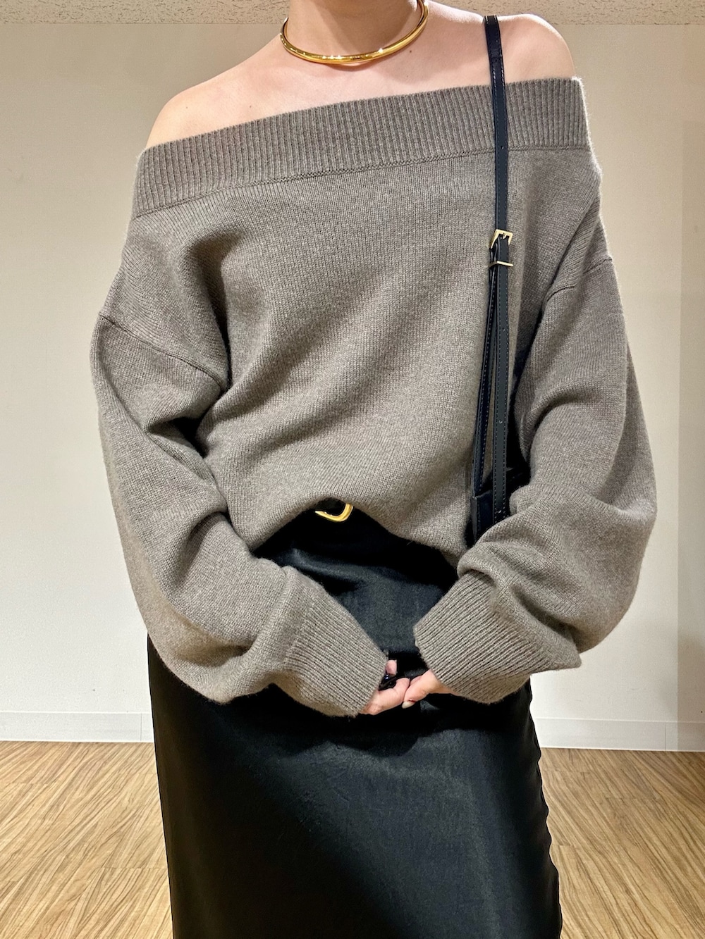 ブラウン系のニット/セーター、ブラック系のショルダーバッグ、ブラック系のブーツを着用したレディースの秋コーディネートの3枚目の写真