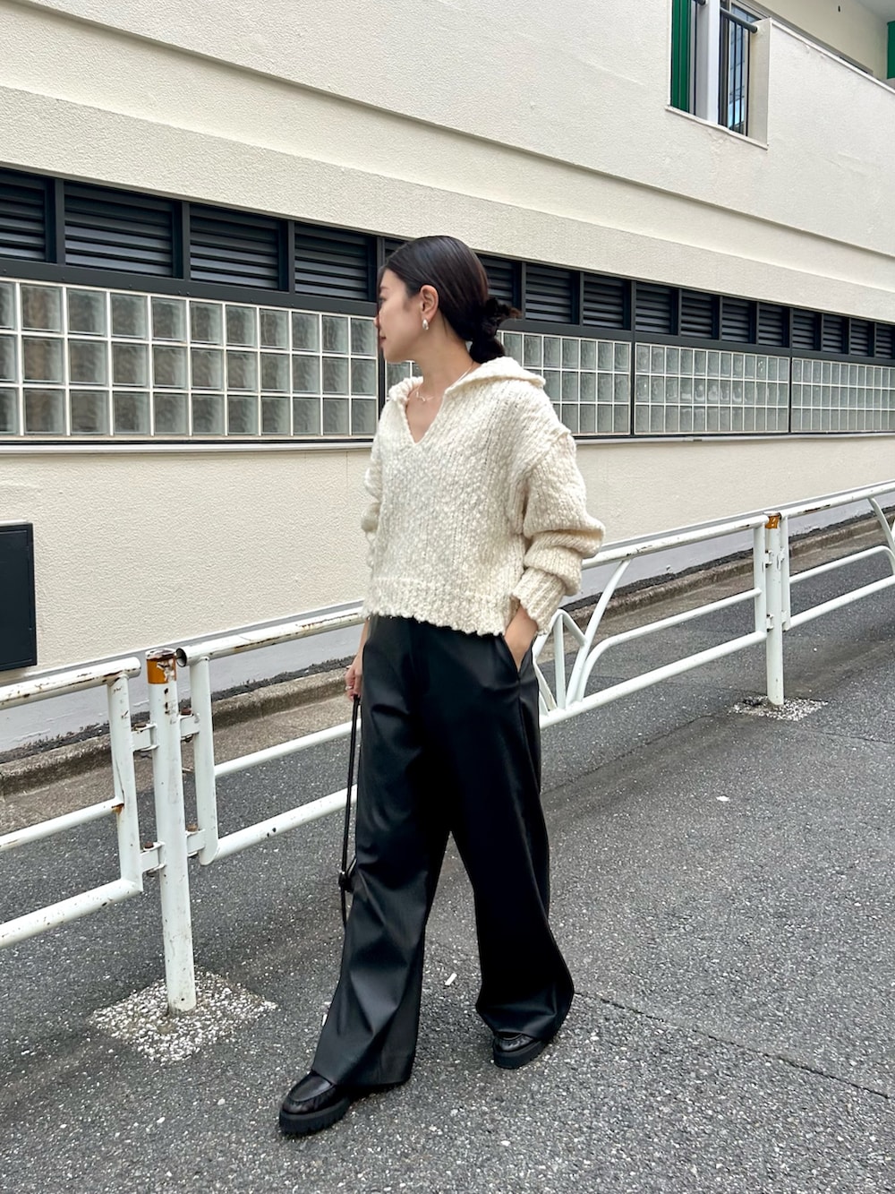 ホワイト系のニット/セーター、ブラック系のショルダーバッグ、ブラック系のローファーを着用したレディースの秋コーディネートの2枚目の写真