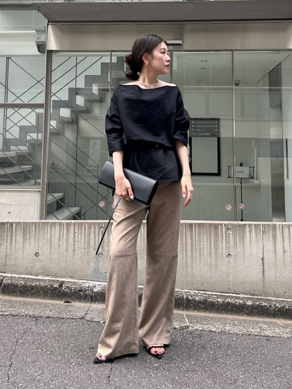 ブラック系のシャツ/ブラウス、ベージュ系のその他パンツ、ブラック系のサンダルを着用したレディースの夏コーディネートの2枚目の写真