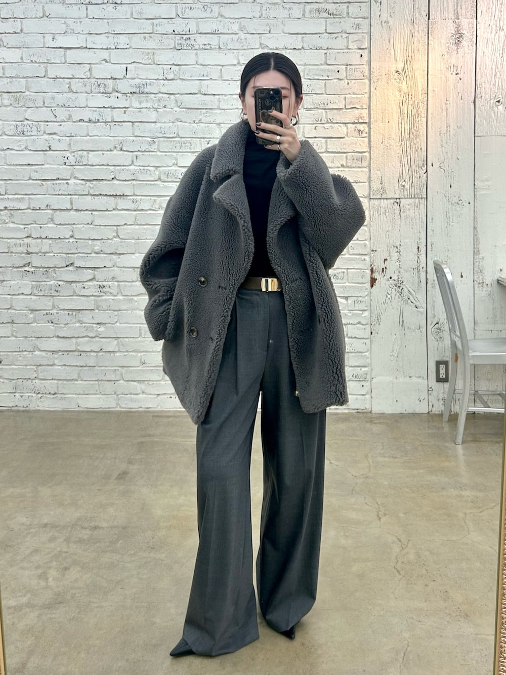 グレー系のその他アウター、グレー系のその他パンツ、ブラック系のTシャツ/カットソーを着用したレディースの秋コーディネートの2枚目の写真