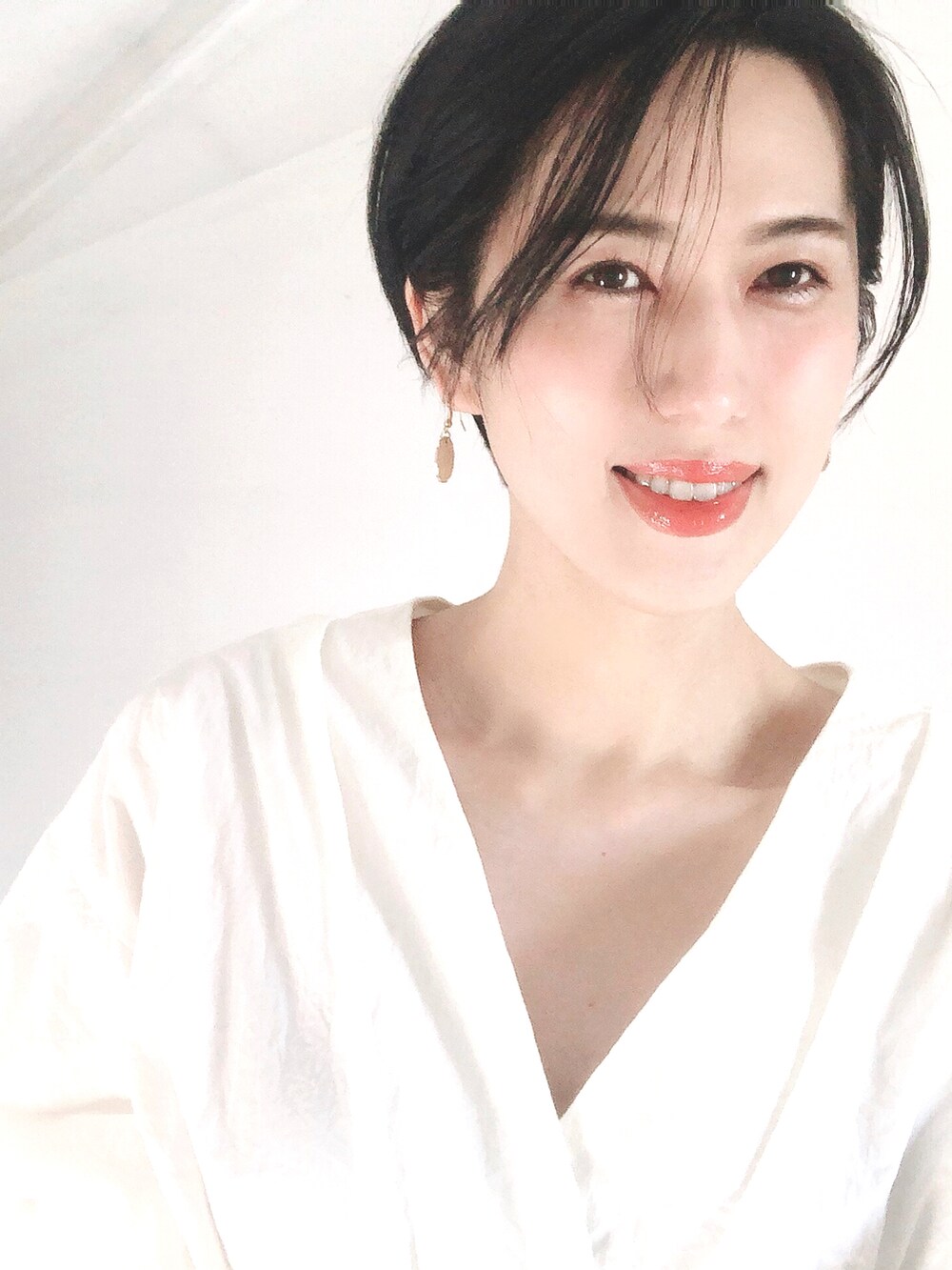 ブラック系のシャツワンピース、ブラック系のブーツを着用したレディースの春コーディネートの2枚目の写真