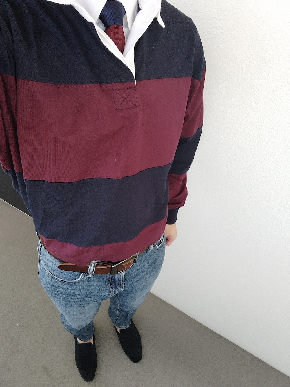 「秋のコーデ、メンズファッション、休日コーデ、ootd、秋服、ネクタイ、タイドアップ、ラガーシャツ、トラッドスタイル、UNIQLO、GU、プチプラ、革靴、タックイン」｜「UNIQLOのドライイージーケアオックスフォードシャツ（ボタンダウン・半袖）（シャツ/ブラウス、ホワイト系）」を使った、Leonさん（メンズ・177cm）の秋コーディネートの2枚目の写真