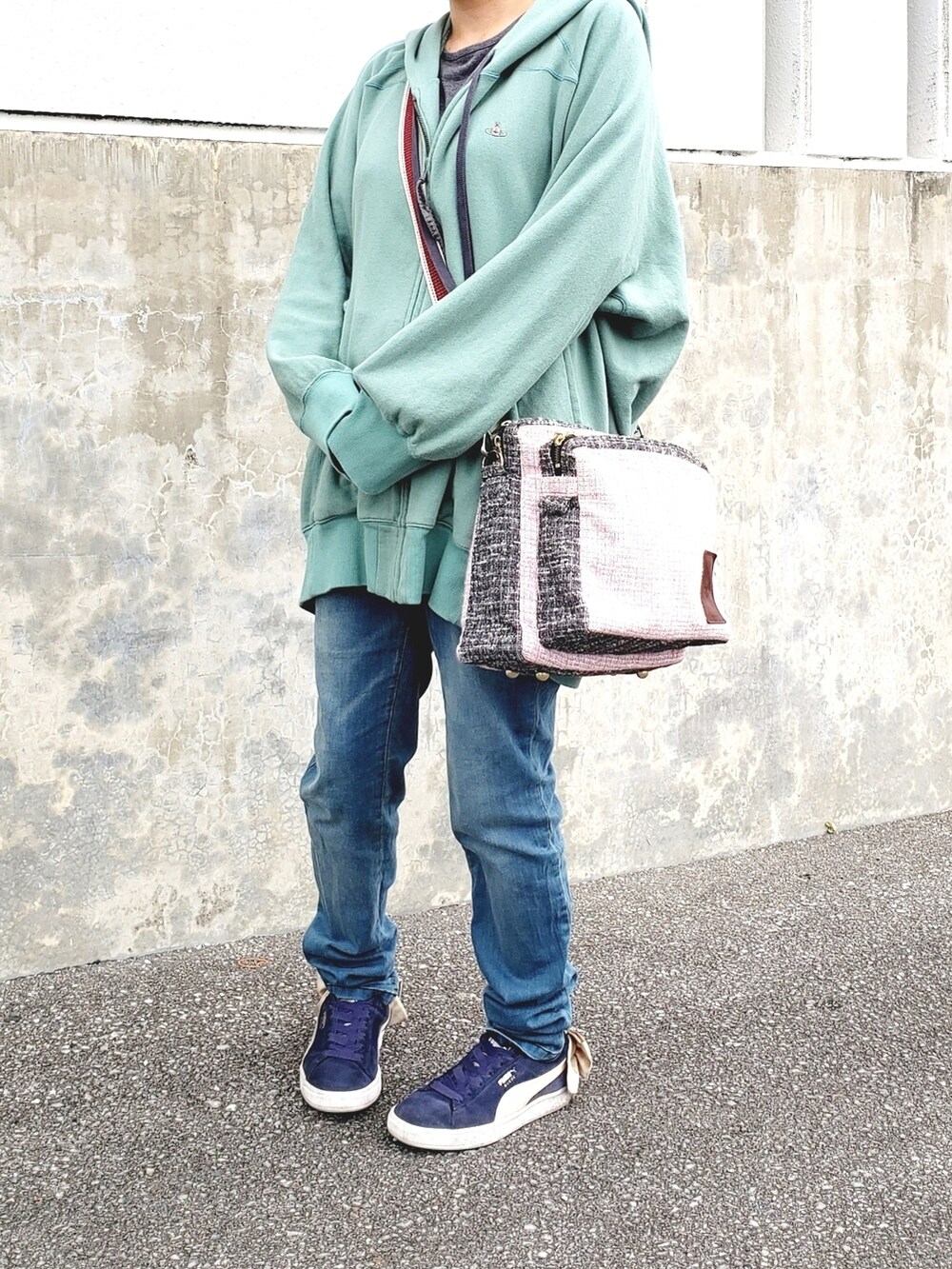 グリーン系のブルゾン、その他のショルダーバッグ、ブルー系のスニーカーを着用したレディースの春コーディネートの2枚目の写真