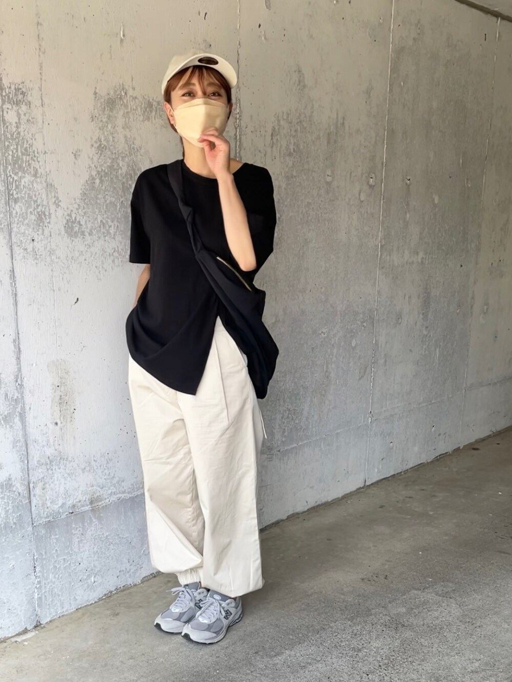 ブラック系のTシャツ/カットソー、ホワイト系のその他パンツ、グレー系のスニーカーを着用したレディースの夏コーディネートの2枚目の写真