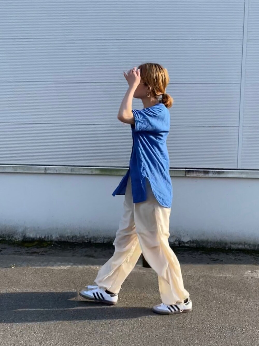 ブルー系のシャツ/ブラウス、ベージュ系のその他パンツ、ブラック系のショルダーバッグを着用したレディースの夏コーディネートの2枚目の写真