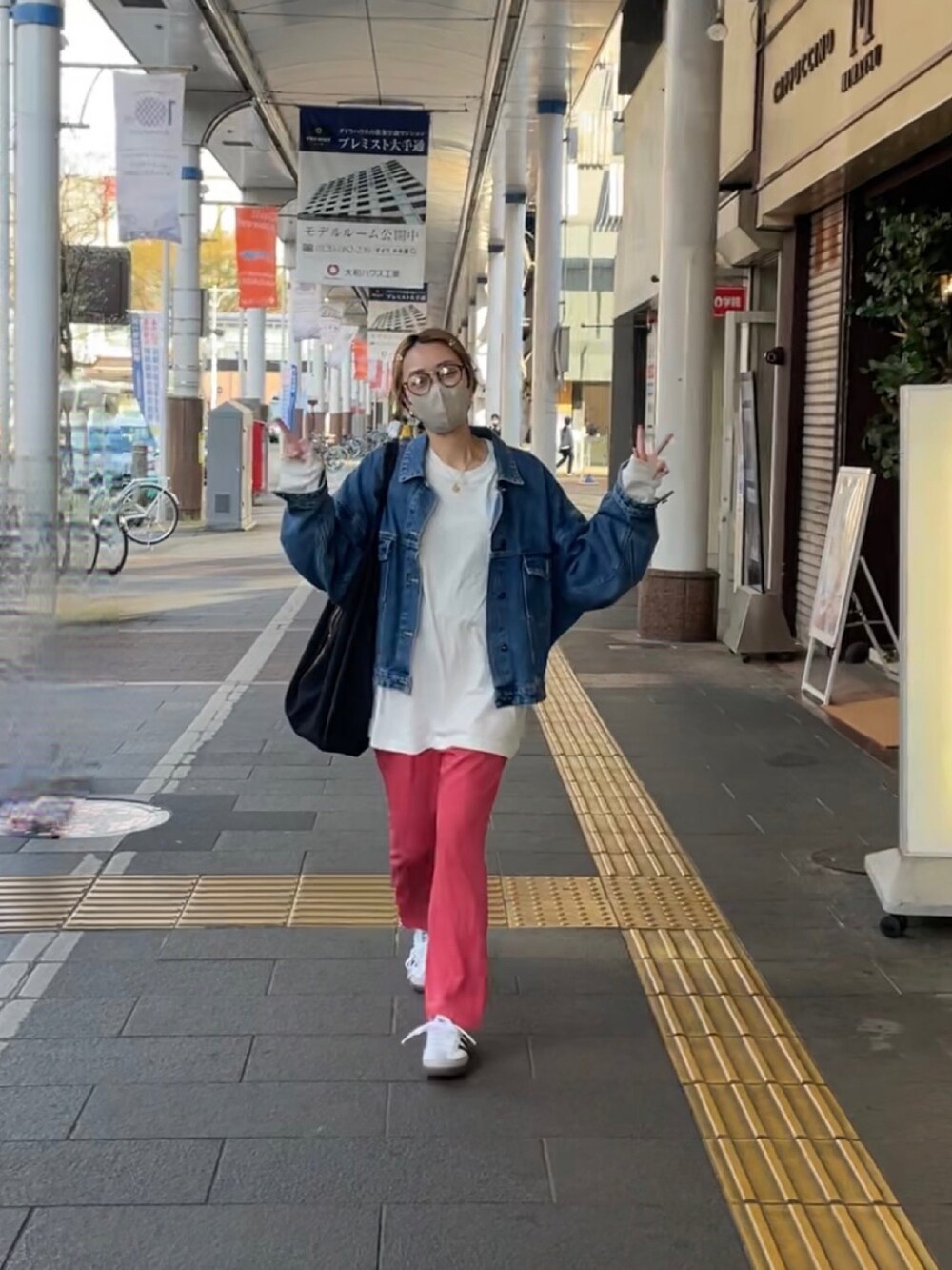 ホワイト系のTシャツ/カットソー、ブラック系のショルダーバッグ、ピンク系のスラックスを着用したレディースの春コーディネートの2枚目の写真