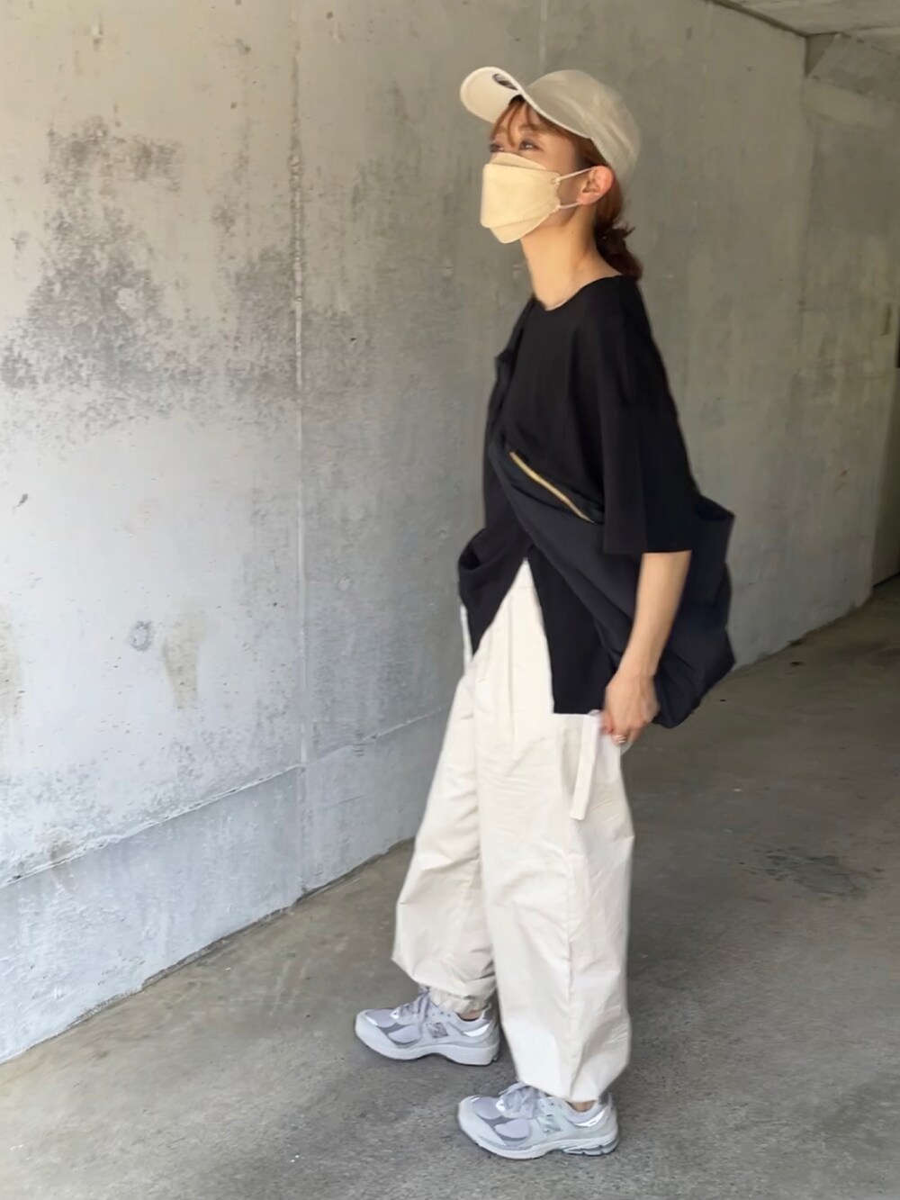 ブラック系のTシャツ/カットソー、ホワイト系のその他パンツ、グレー系のスニーカーを着用したレディースの夏コーディネートの3枚目の写真