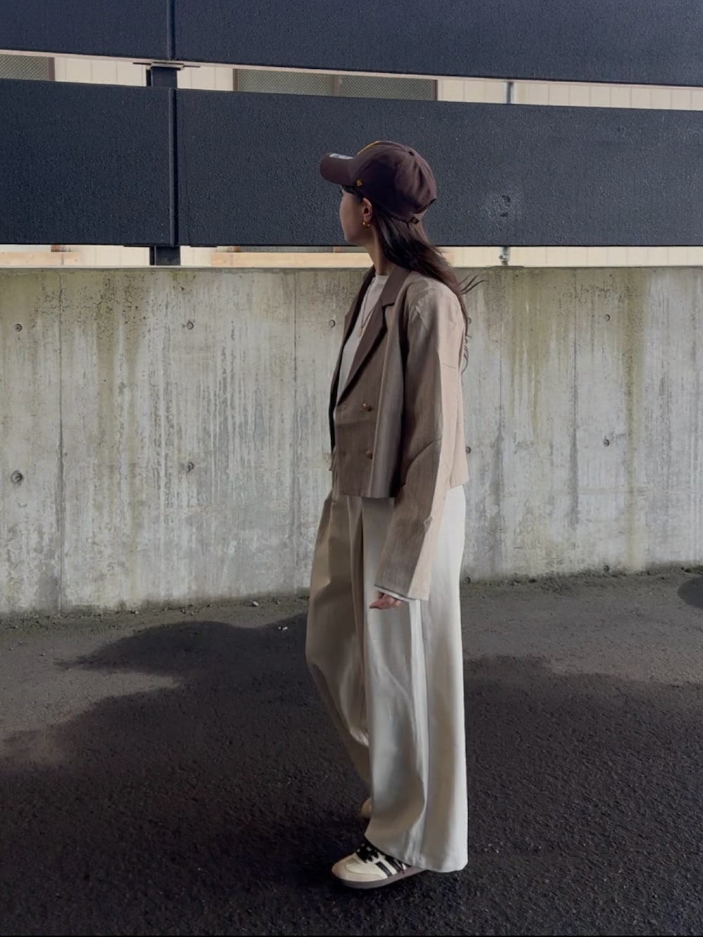 ホワイト系のTシャツ/カットソー、ベージュ系のテーラードジャケット、ホワイト系のスラックスを着用したレディースの春コーディネートの2枚目の写真